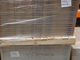 un grand nombre de cartons posés sur le sol
