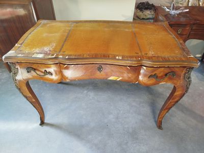 une table en bois avec deux tiroirs dans une pièce