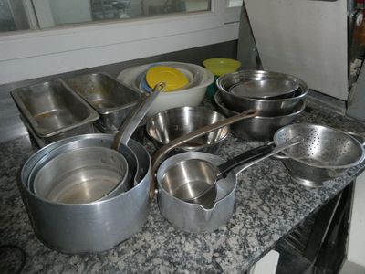de nombreuses casseroles et poêles sur le comptoir de la cuisine