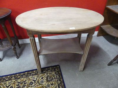 une petite table surmontée d'une étagère, dans une pièce