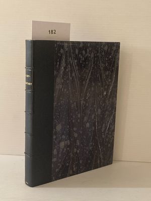 une photo d'un livre posé sur une étagère, avec un marque-page à l'intérieur