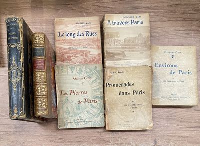 des livres posés sur une table en bois avec une horloge, et une horloge en arrière-plan