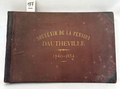 un vieux livre orné de lettres dorées, posé sur une surface blanche