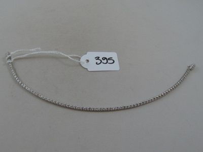 un gros plan sur une chaîne en argent à laquelle est accrochée une étiquette de prix