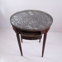 Table bouillotte en bois de placage ouvrant par deux tiroirs… (photo 2)