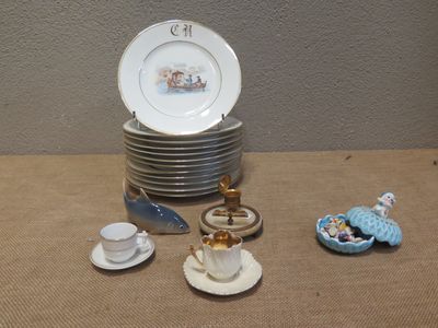 beaucoup d'assiettes et de tasses sur une table