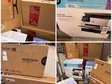 plusieurs photos montrant un tas de cartons et une imprimante posés sur une table