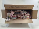 une boîte en carton remplie d'un assortiment de bonbons et de barres chocolatées