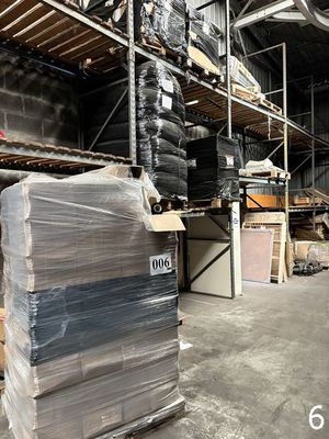 un grand entrepôt rempli de boîtes et de palettes