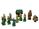 de nombreuses figurines posées sur une surface blanche