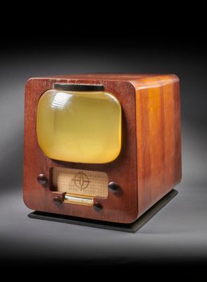 un téléviseur à l'ancienne posé sur un meuble en bois