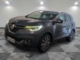 la voiture grise est garée sur un sol en damier dans le garage