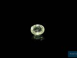 gros plan d'un diamant jaune sur une surface noire