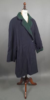une photo d'un manteau sur un mannequin, avec un col vert