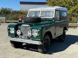 un Land Rover vert garé sur un parking