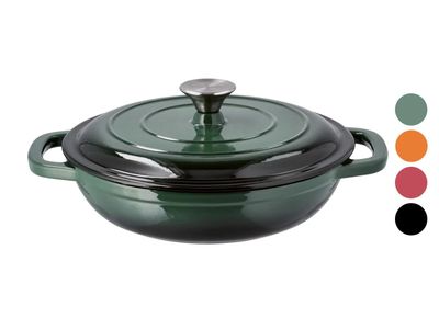 un gros plan sur un plat à gratin vert muni d'un couvercle