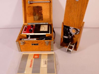 une petite boîte en bois contenant un appareil électronique