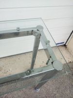 Table console, plateau en verre, piètement chromé. (photo 5)