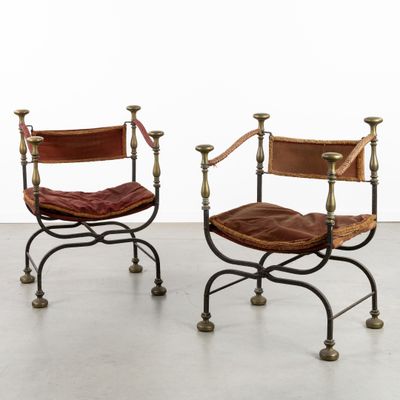 paire de chaises en cuir et en fer avec des pieds en laiton