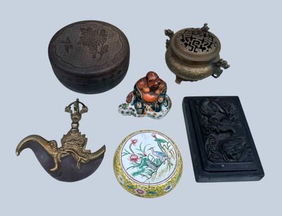 a lot of items that are sitting on a table