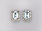 une paire de boucles d'oreilles en aigue-marine et diamants