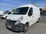 une camionnette blanche garée sur un parking aux côtés d'autres véhicules