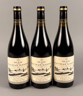 trois bouteilles de vin sont alignées sur une table