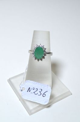 bague en argent sterling sertie d'une pierre verte et rehaussée de diamants