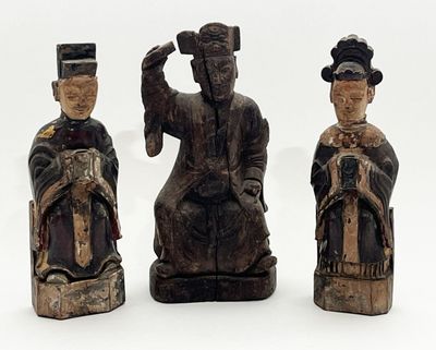 trois figurines en bois représentant des personnages asiatiques sur un fond blanc