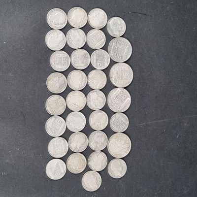 quelques pièces d'argent sont alignées sur une surface noire