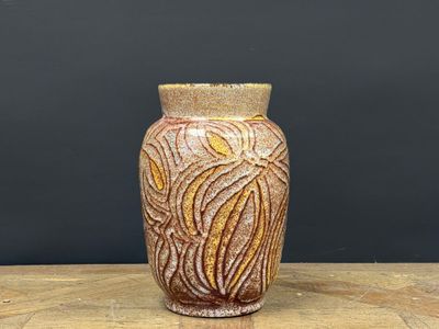un vase posé sur une table en bois