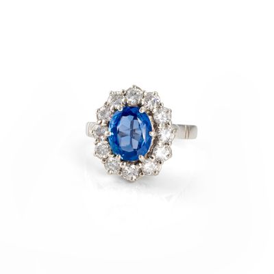 une bague à grappes sertie d'un saphir bleu et de diamants