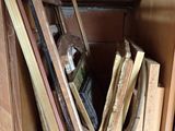 une pile de vieux livres dans une armoire en bois