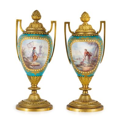 Paire DE Cassolettes EN Porcelaine Peinte ET Bronze Dore, FI…