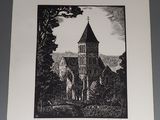une photo en noir et blanc d'une église avec un clocher