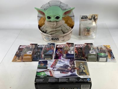 un gros plan sur une boîte de jouets Star Wars avec un Baby Yoda