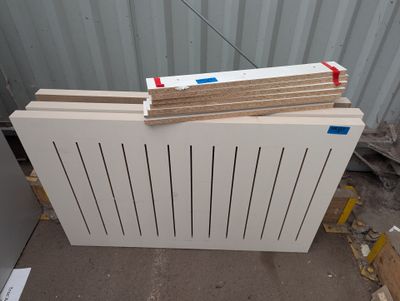 un gros plan d'un radiateur posé à même le sol