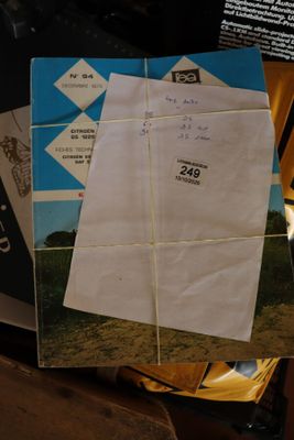 une feuille de papier posée au sommet d'une pile de papiers
