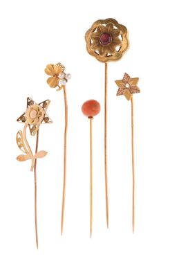 trois broches en forme de fleurs dorées et rouges sur fond blanc