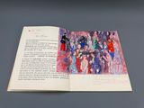 un livre ouvert sur lequel figure la photo d'un groupe de personnes