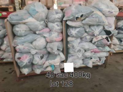 Environ 400 kg de vêtements de seconde main en sacs, avec un…