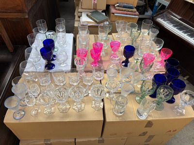 beaucoup de verres à vin posés sur une table dans une pièce