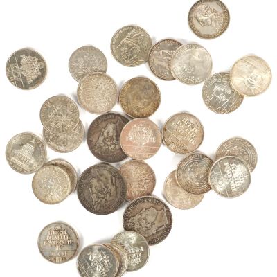 un assortiment de pièces d'argent et de bronze sur un fond blanc