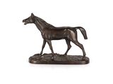 statue en bronze représentant un cheval sur un socle, sur fond blanc