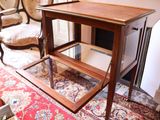 une petite table avec un plateau en verre dans une pièce