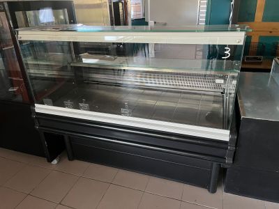 une vitrine en verre contenant plusieurs objets