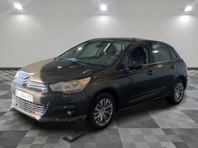la photo d'une voiture noire garée dans un garage
