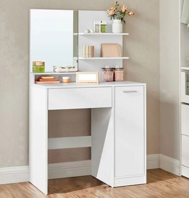 une coiffeuse blanche avec un miroir, dans une pièce