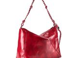 un sac à main rouge dont la poignée est ornée d'une chaîne
