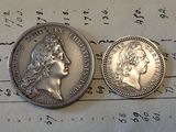 deux pièces d'argent posées sur un morceau de papier